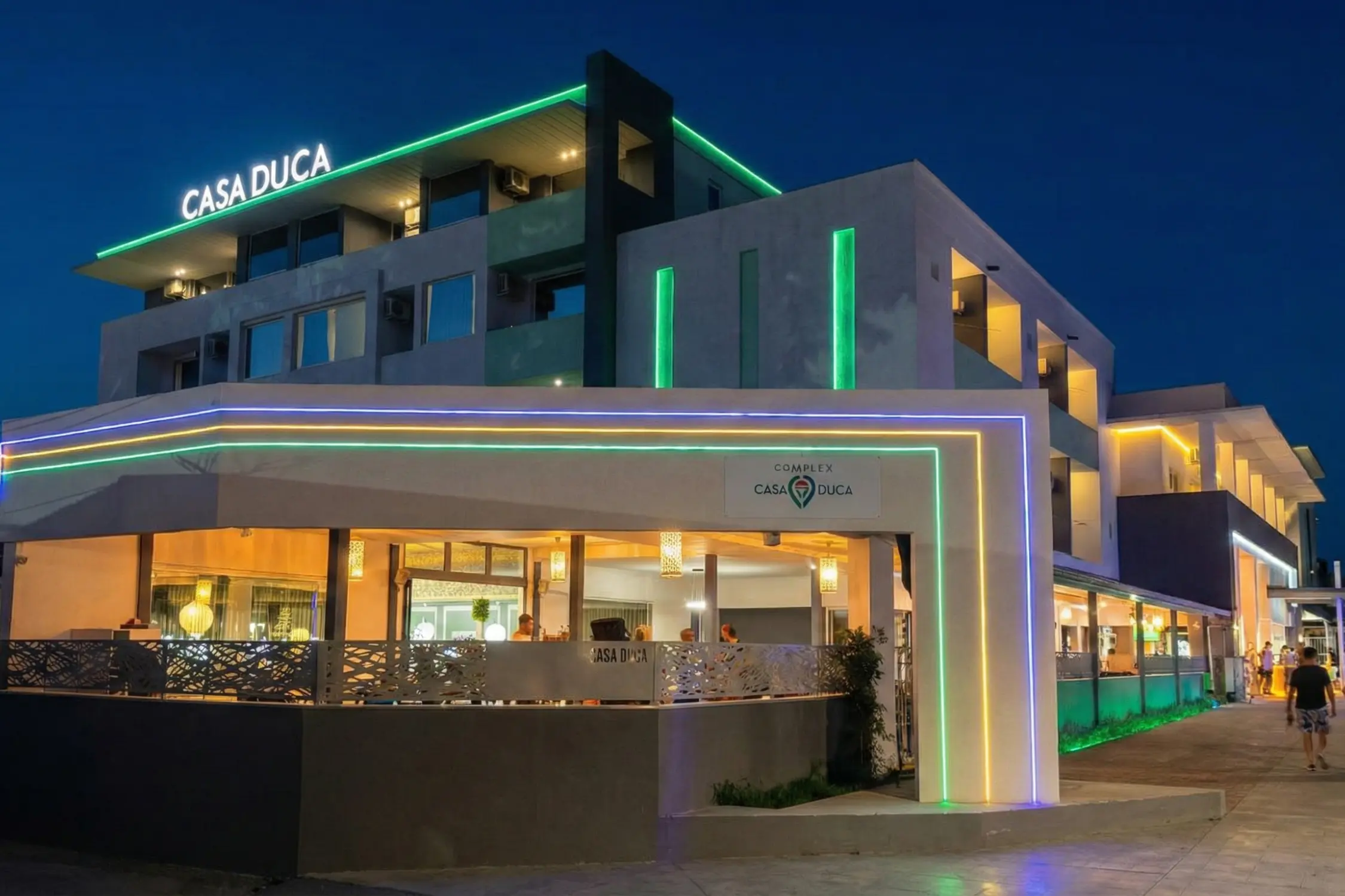 Complexul Casa Duca din Costinești, clădire modernă pentru cazare grupuri, tabere și evenimente organizate la mare.