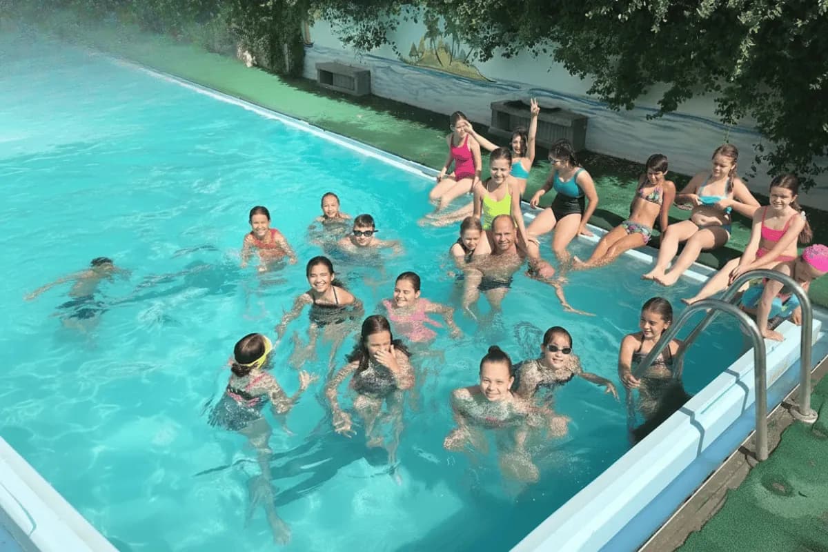 Copii la piscina in complex Casa Duca, activitati recreative pentru elevi la Costinesti