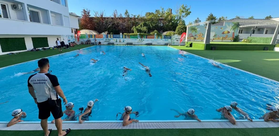 Antrenament de inot in piscina semiolimpica din incinta complex Casa Duca pentru tabere la mare