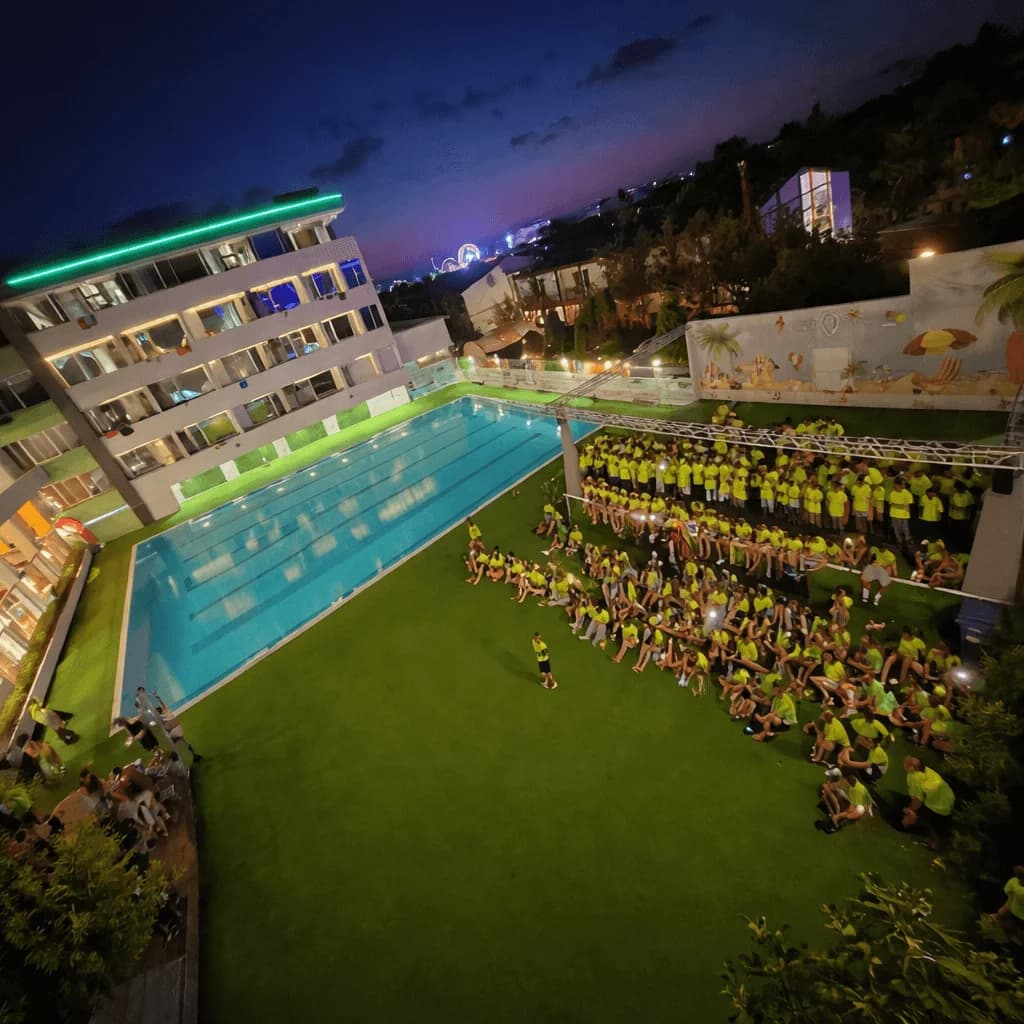 Spatiu cu scena pentru activitai in tabara la mare in incinta complexului de cazare Casa Duca