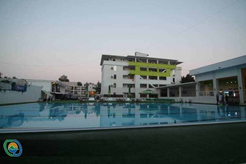 Bazin semiolimpic Casa Duca Costinești cu zone de șezlonguri pentru grupuri