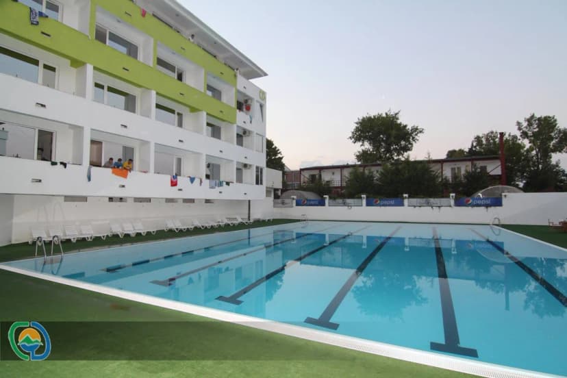 Copii la piscina privată a complexului Casa Duca – activități tabără la mare Costinești