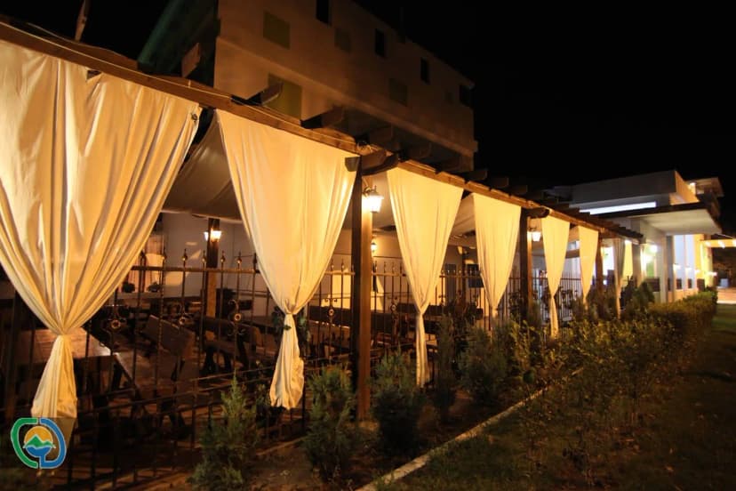 Sala de mese a complexului Casa Duca – masă inclusă pentru grupuri organizate la mare