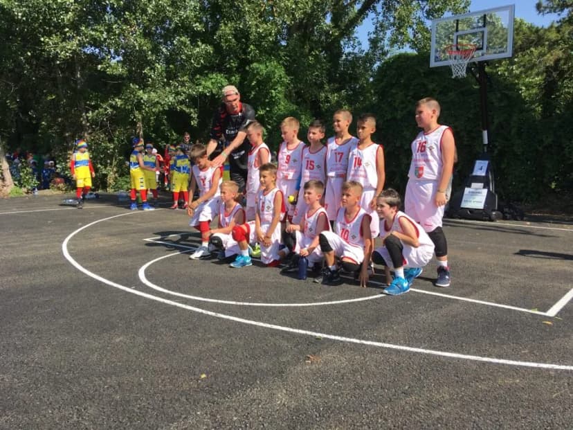 Copii și adolescenți la activități organizate în tabăra Casa Duca Costinești